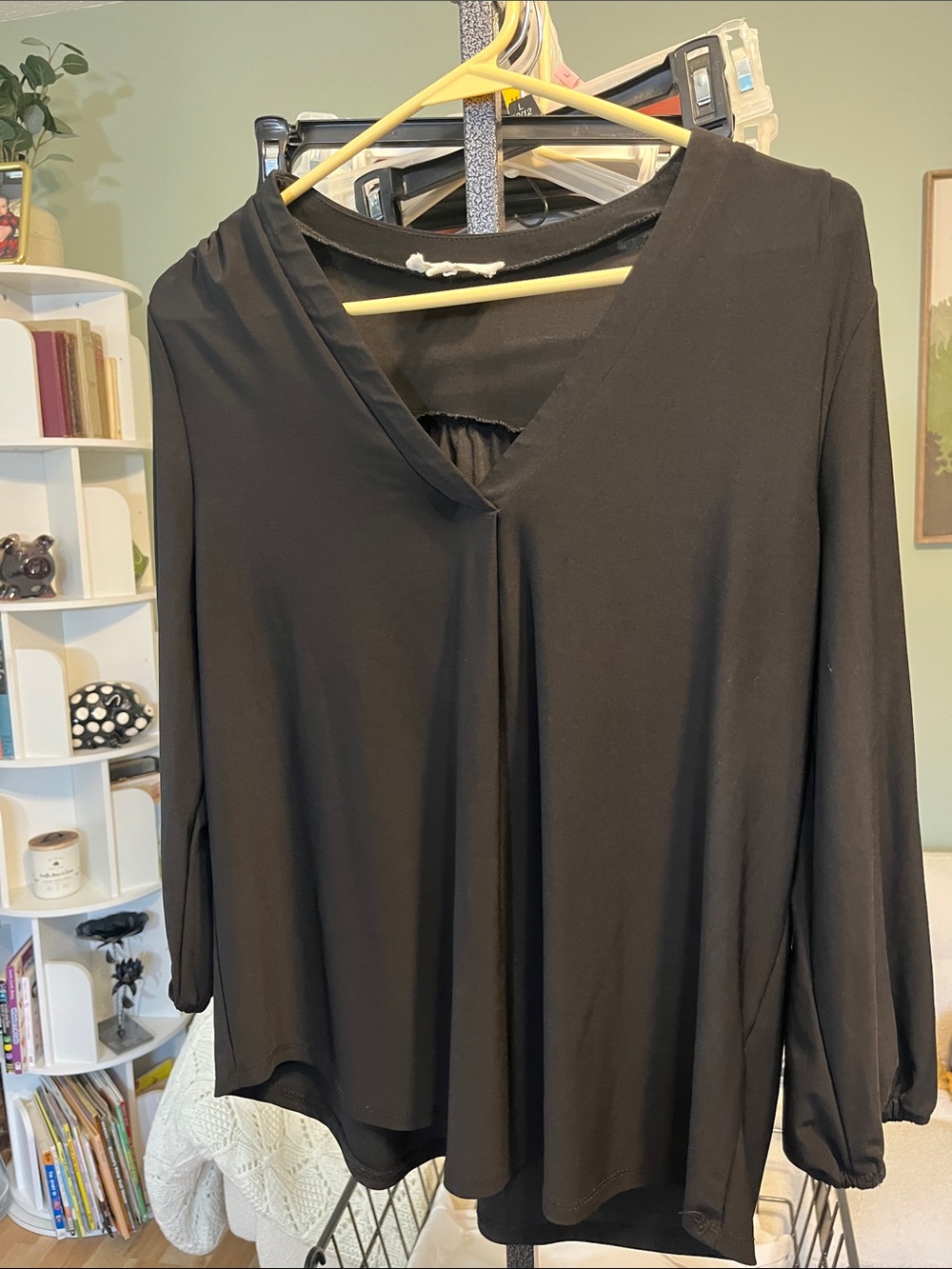 Two by Vince Camuto Black V-Neck Long Sleeve Blouse